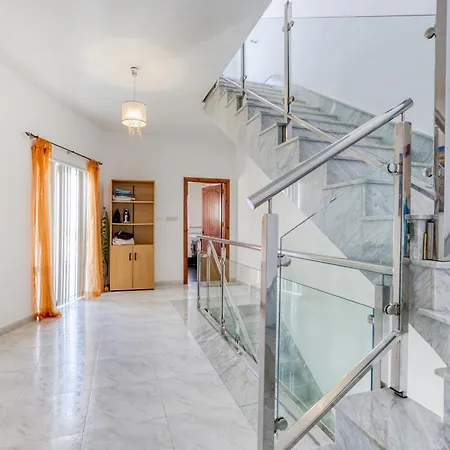 Large, Central Triplex With Private Terrace By 360 Estates