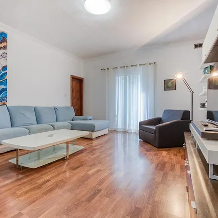 Apartamento Large, Central Triplex With Private Terrace By 360 Estates *