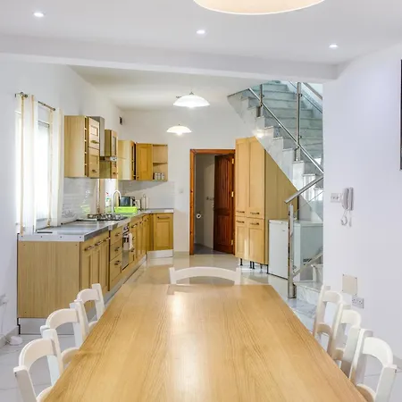 Large, Central Triplex With Private Terrace By 360 Estates *
