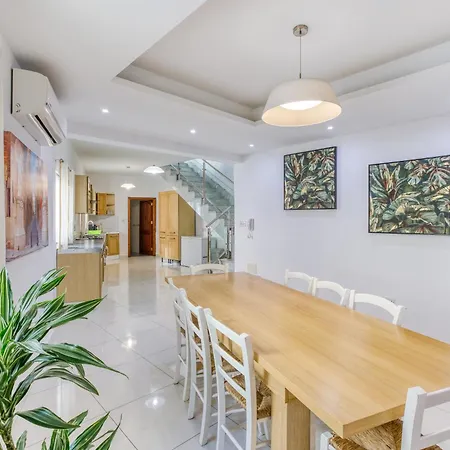 Large, Central Triplex With Private Terrace By 360 Estates San Ġwann
