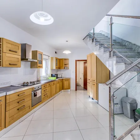 Large, Central Triplex With Private Terrace By 360 Estates شقة *