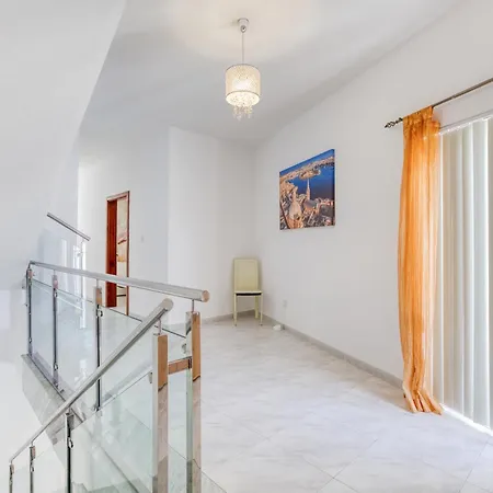 Apartment Large, Central Triplex With Private Terrace By 360 Estates San Ġwann