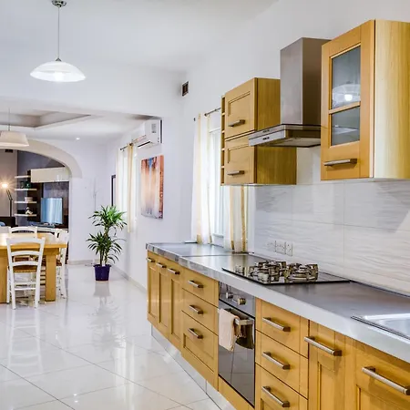 Large, Central Triplex With Private Terrace By 360 Estates San Ġwann