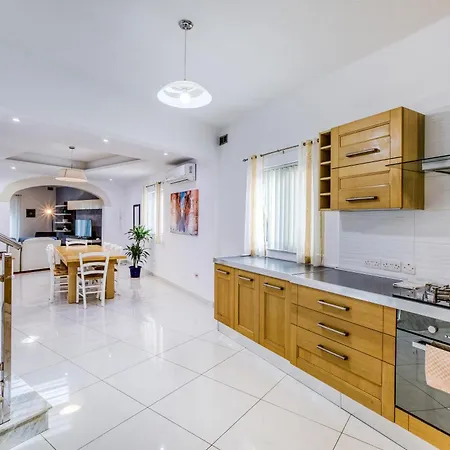 Apartment Large, Central Triplex With Private Terrace By 360 Estates *