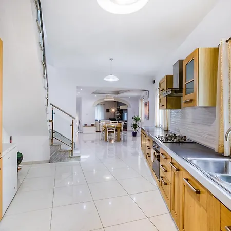 Large, Central Triplex With Private Terrace By 360 Estates *